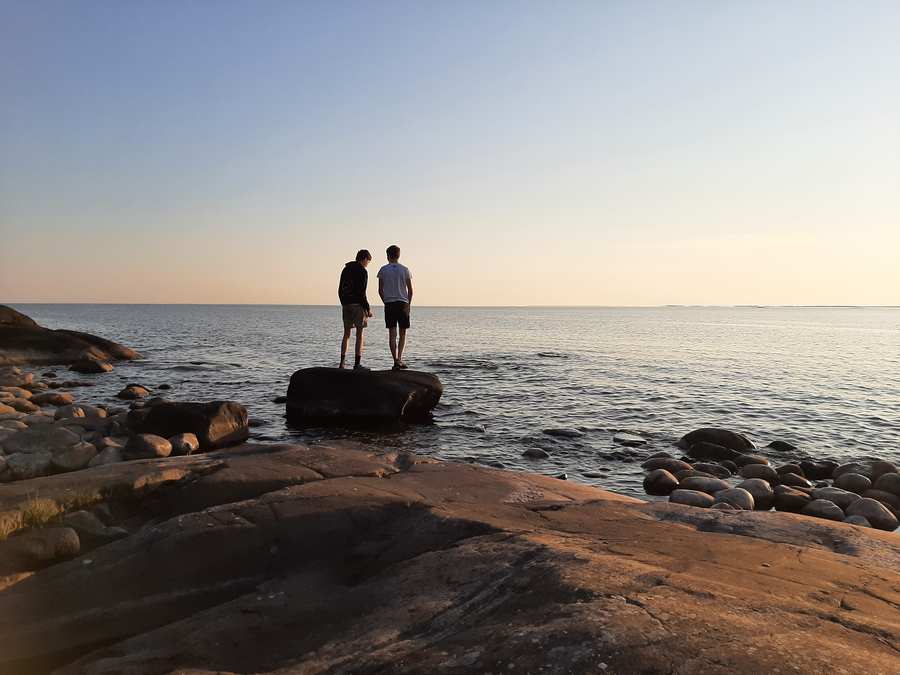 Magnus og Jonas ved havet